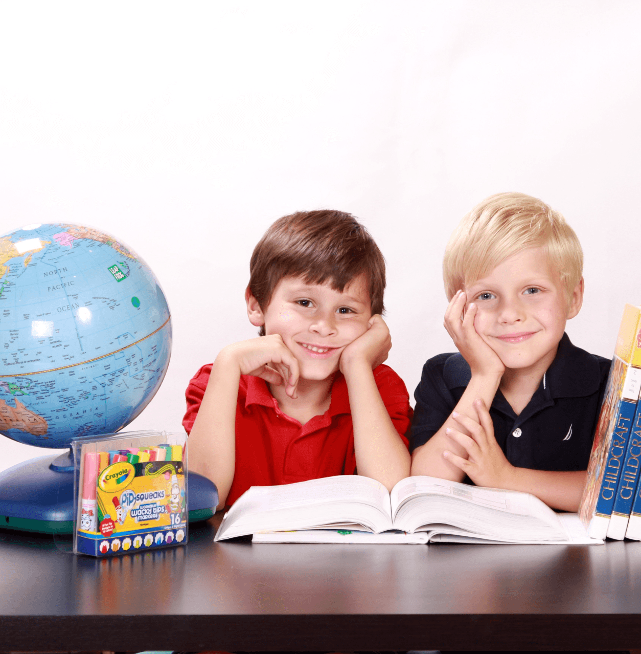 Människor tillsammans som samarbetar i skolan